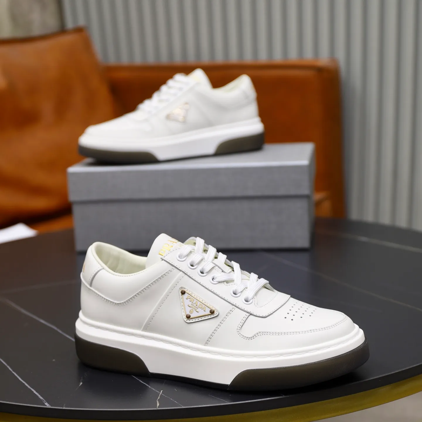 Factory price: 720💰Top original order Brand: PRADA (Prada) Standard code: Men's size 38/44 (45 can be customized) Grade: Same as the official website Material: Original cowhide stitching imported cowhide lining Original combination two-color wear-resistant soft outsole Style category: Leisure and sports version Young fashion European and American trend British style Color: Actual picture color